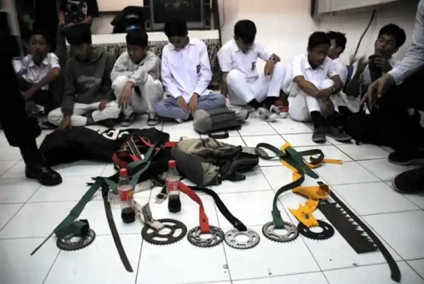 Kumpulan Gambar Tawuran Keren, Tapi Tak Patut Untuk Ditiru! 2 gambar tawuran keren