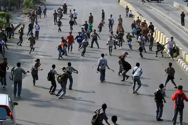 Kumpulan Gambar Tawuran Keren, Tapi Tak Patut Untuk Ditiru! 11 gambar tawuran keren