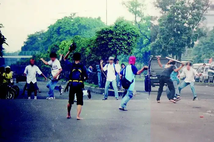 Kumpulan Gambar Tawuran Keren, Tapi Tak Patut Untuk Ditiru! 12 gambar tawuran keren