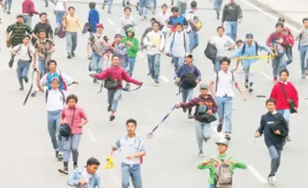 Kumpulan Gambar Tawuran Keren, Tapi Tak Patut Untuk Ditiru! 13 gambar tawuran keren