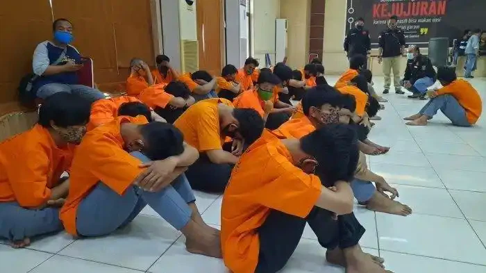 Kumpulan Gambar Tawuran Keren, Tapi Tak Patut Untuk Ditiru! 14 gambar tawuran keren