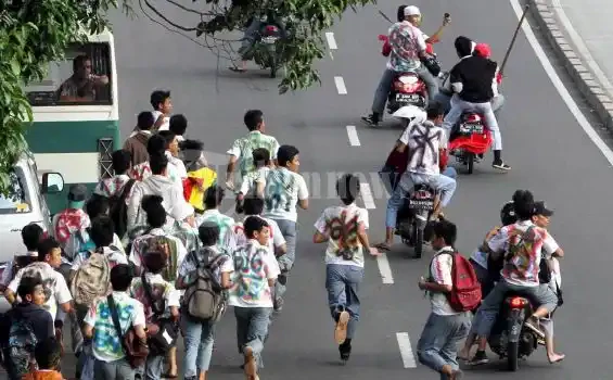 Kumpulan Gambar Tawuran Keren, Tapi Tak Patut Untuk Ditiru! 18 gambar tawuran keren