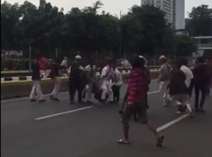 Kumpulan Gambar Tawuran Keren, Tapi Tak Patut Untuk Ditiru! 19 gambar tawuran keren