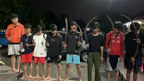 Kumpulan Gambar Tawuran Keren, Tapi Tak Patut Untuk Ditiru! 20 gambar tawuran keren