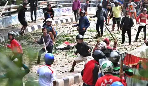 Kumpulan Gambar Tawuran Keren, Tapi Tak Patut Untuk Ditiru! 4 gambar tawuran keren