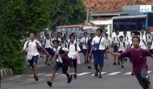 Kumpulan Gambar Tawuran Keren, Tapi Tak Patut Untuk Ditiru! 5 gambar tawuran keren