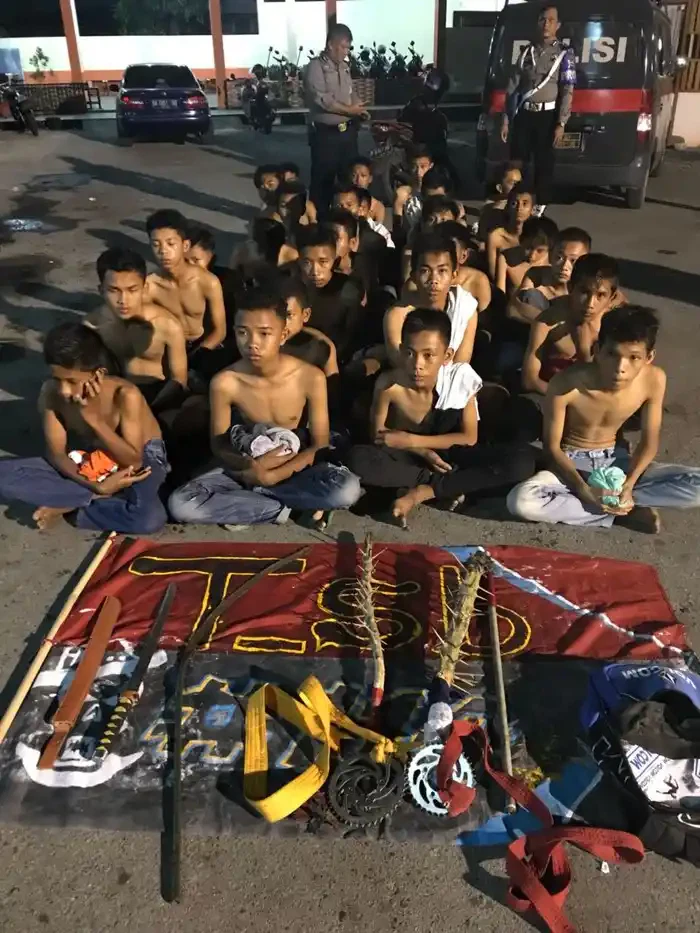 Kumpulan Gambar Tawuran Keren, Tapi Tak Patut Untuk Ditiru! 8 gambar tawuran keren