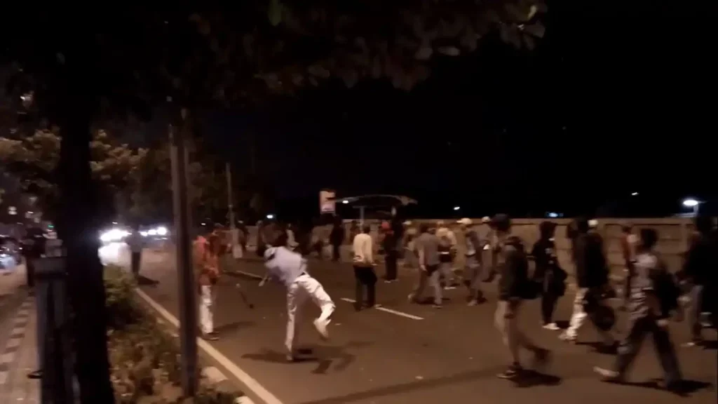 Kumpulan Gambar Tawuran Keren, Tapi Tak Patut Untuk Ditiru! 10 gambar tawuran keren