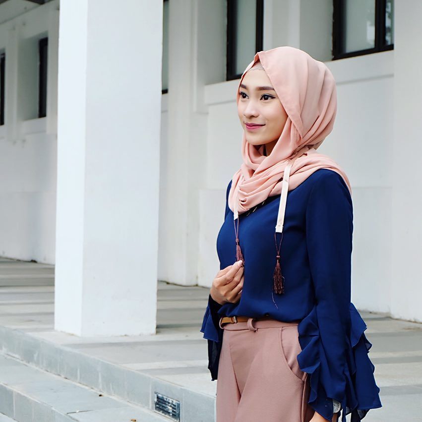 Baju Biru Tua Cocok Dengan Jilbab Warna Apa? Ini Dia Yg Cocok! 13 Baju Biru Tua Cocok Dengan Jilbab Warna Apa