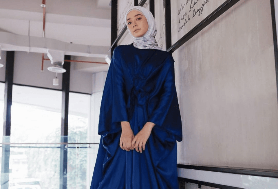 Baju Biru Tua Cocok Dengan Jilbab Warna Apa? Ini Dia Yg Cocok! 5 Baju Biru Tua Cocok Dengan Jilbab Warna Apa