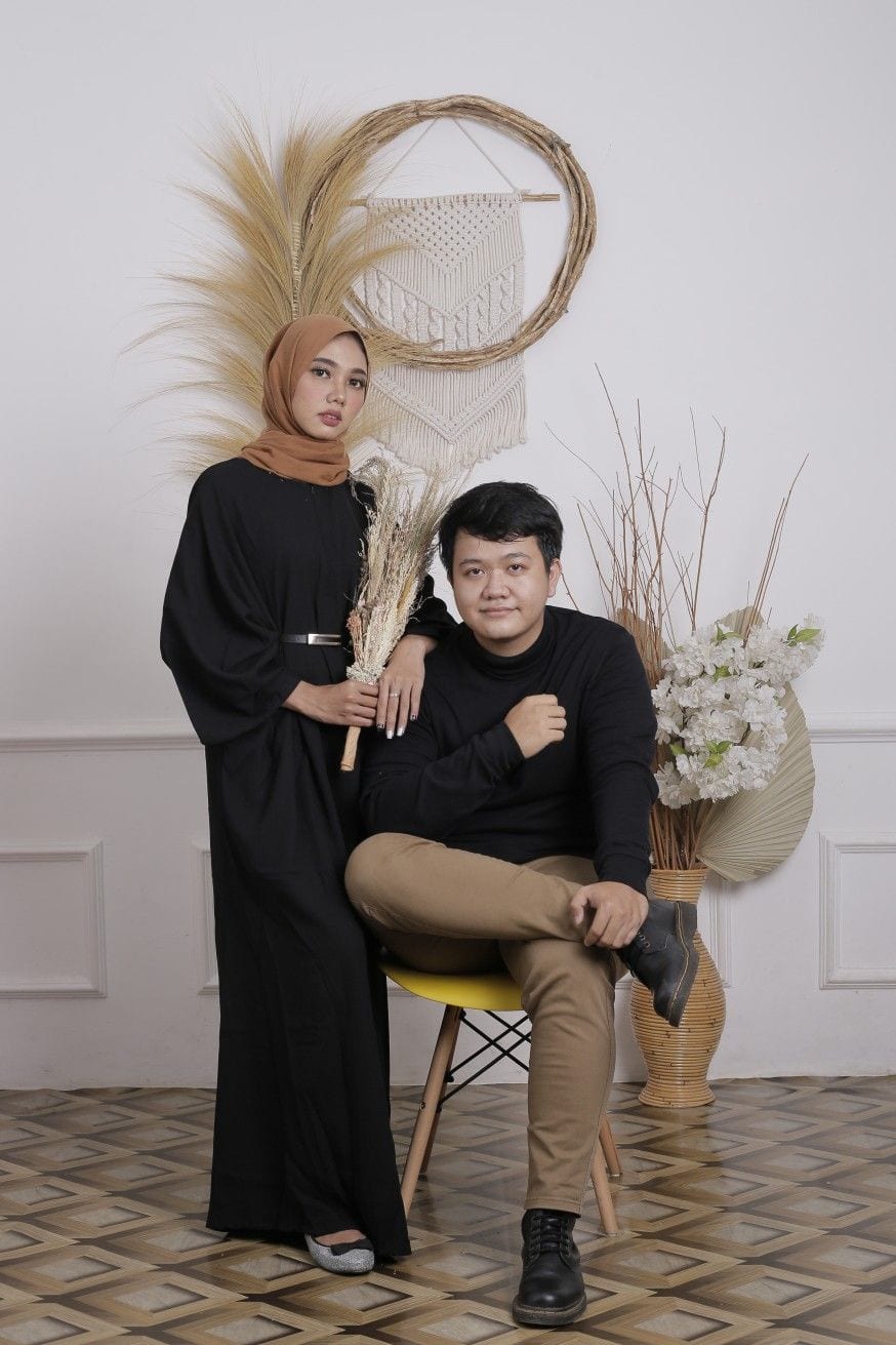 Foto Prewedding Baju Hitam