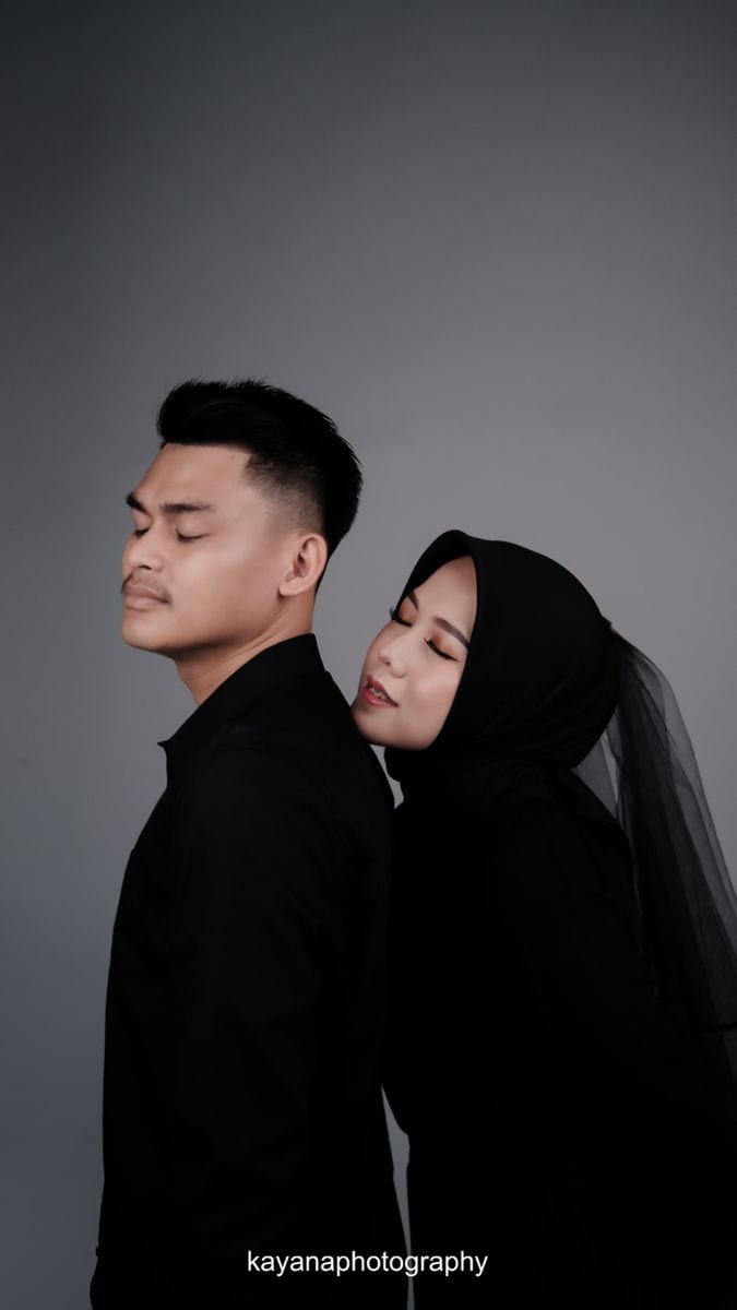 Foto Prewedding Baju Hitam