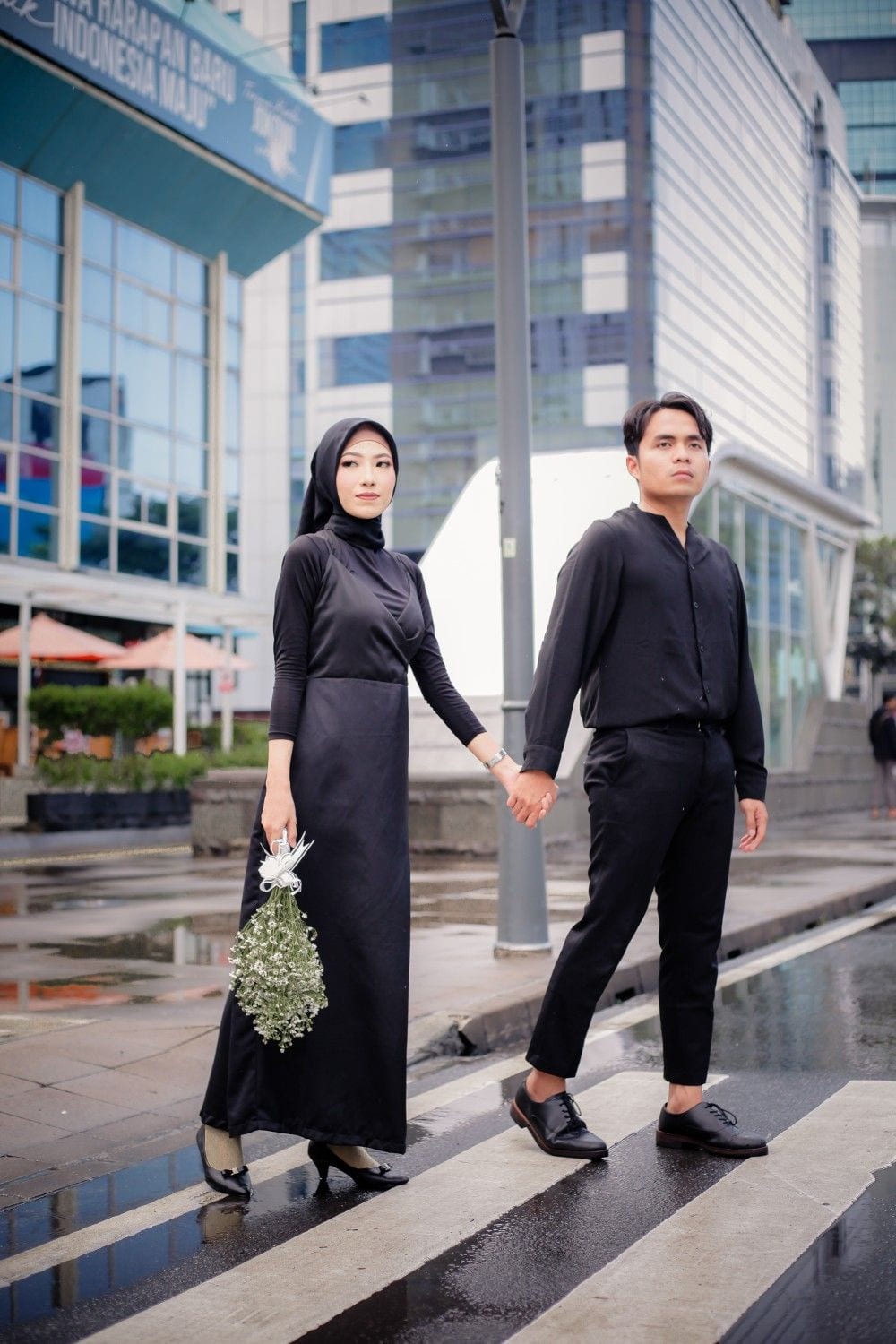 Foto Prewedding Baju Hitam