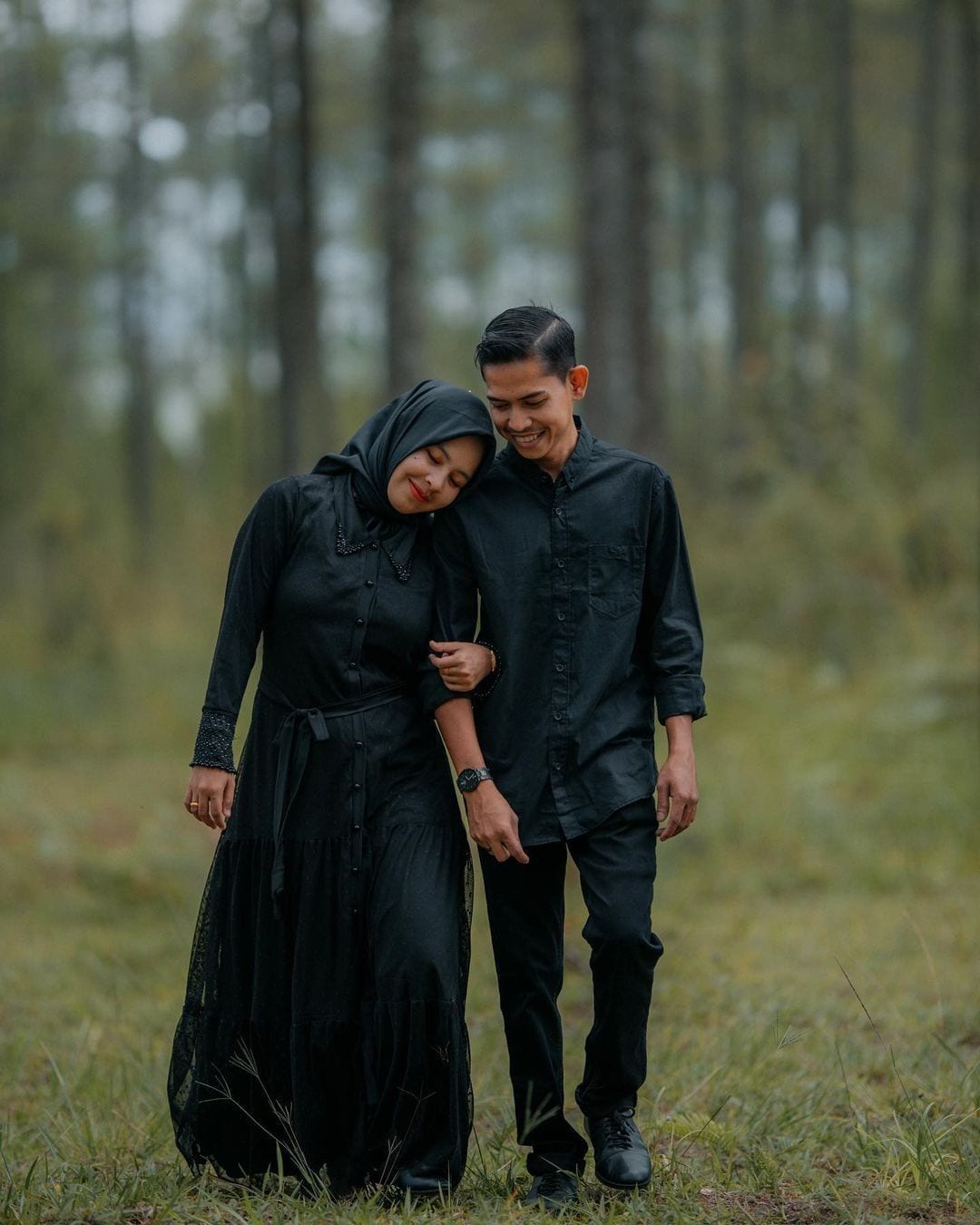 Foto Prewedding Baju Hitam