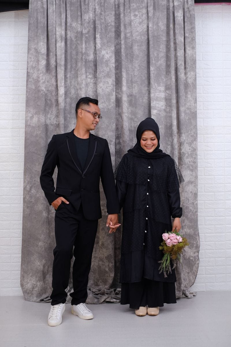 Foto Prewedding Baju Hitam