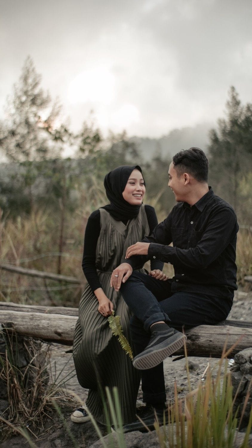 Foto Prewedding Baju Hitam