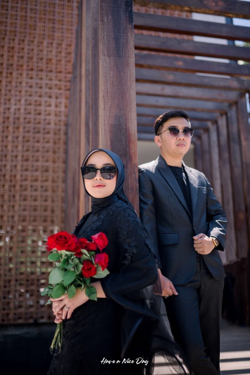 Foto Prewedding Baju Hitam
