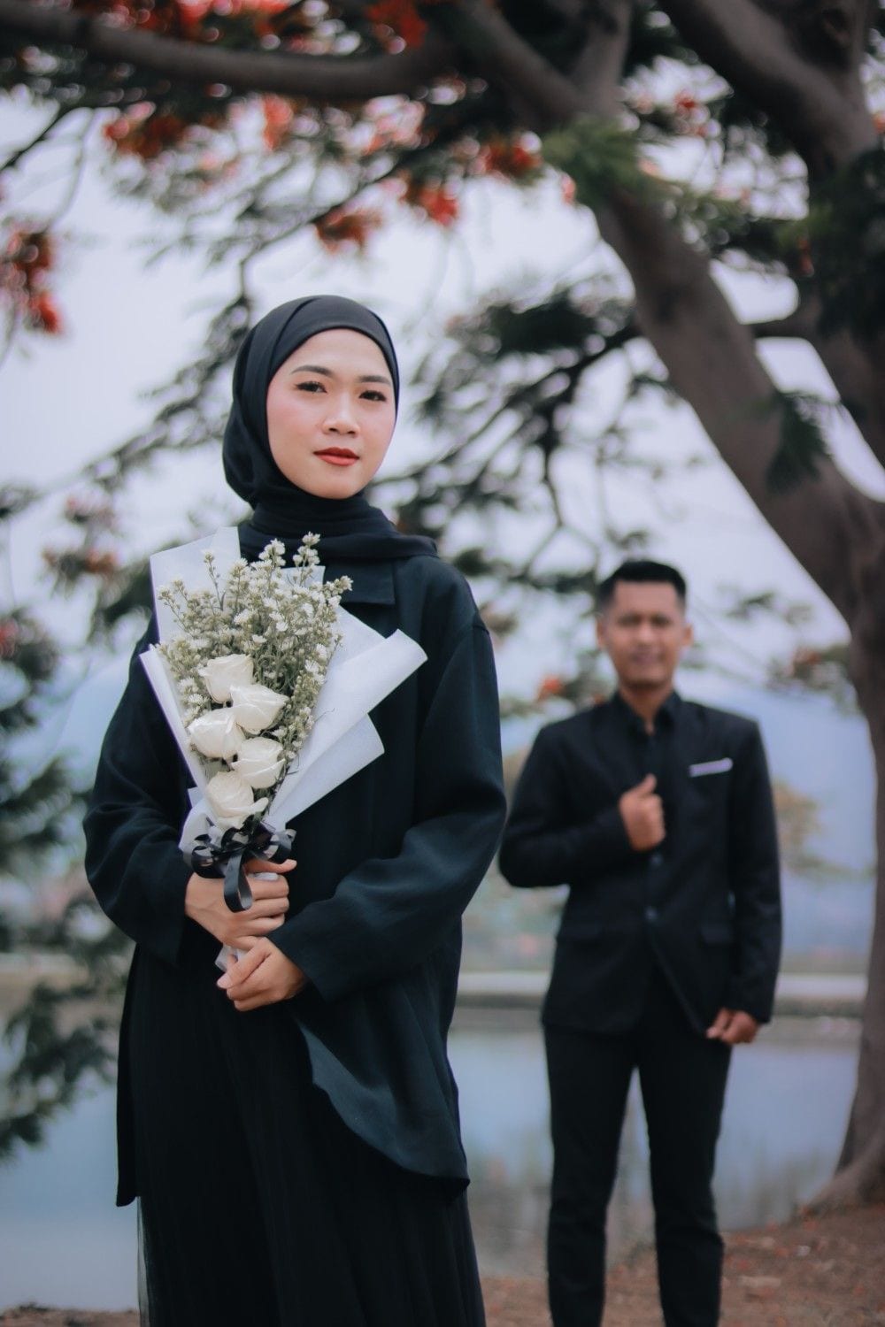 Foto Prewedding Baju Hitam