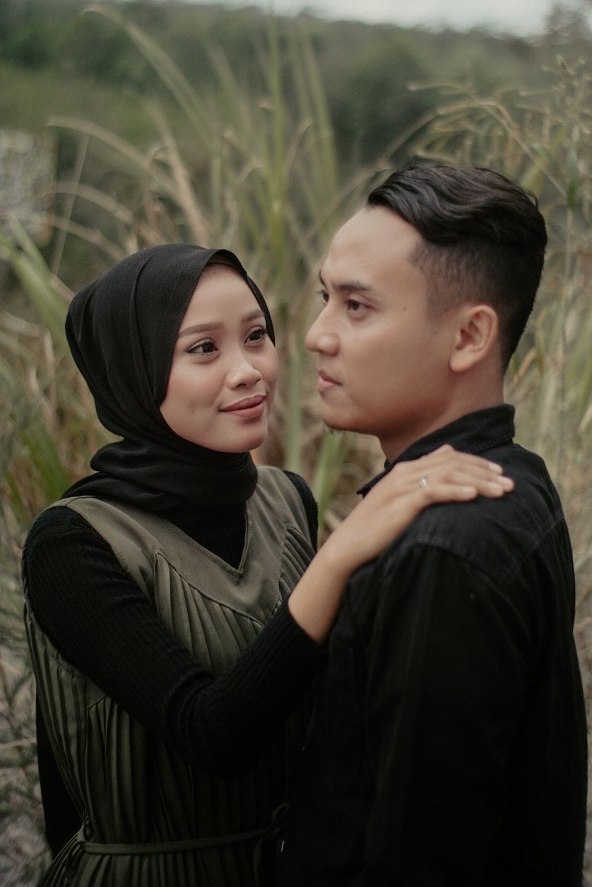 Foto Prewedding Baju Hitam