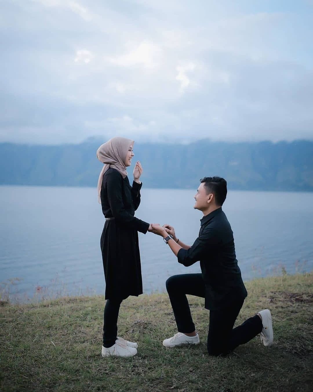 Foto Prewedding Baju Hitam