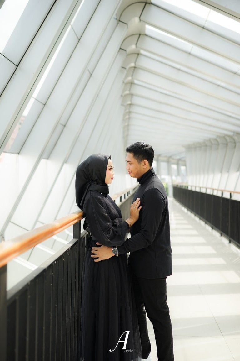 Foto Prewedding Baju Hitam