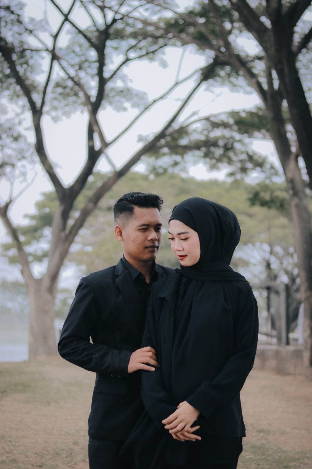 Foto Prewedding Baju Hitam