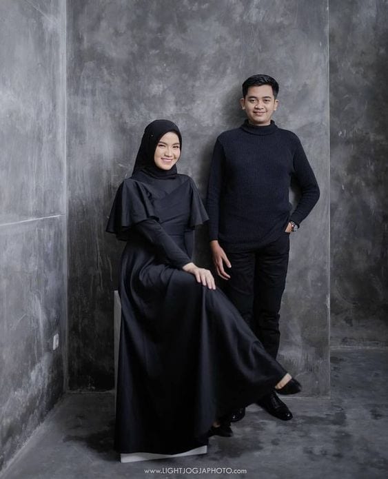 Foto Prewedding Baju Hitam