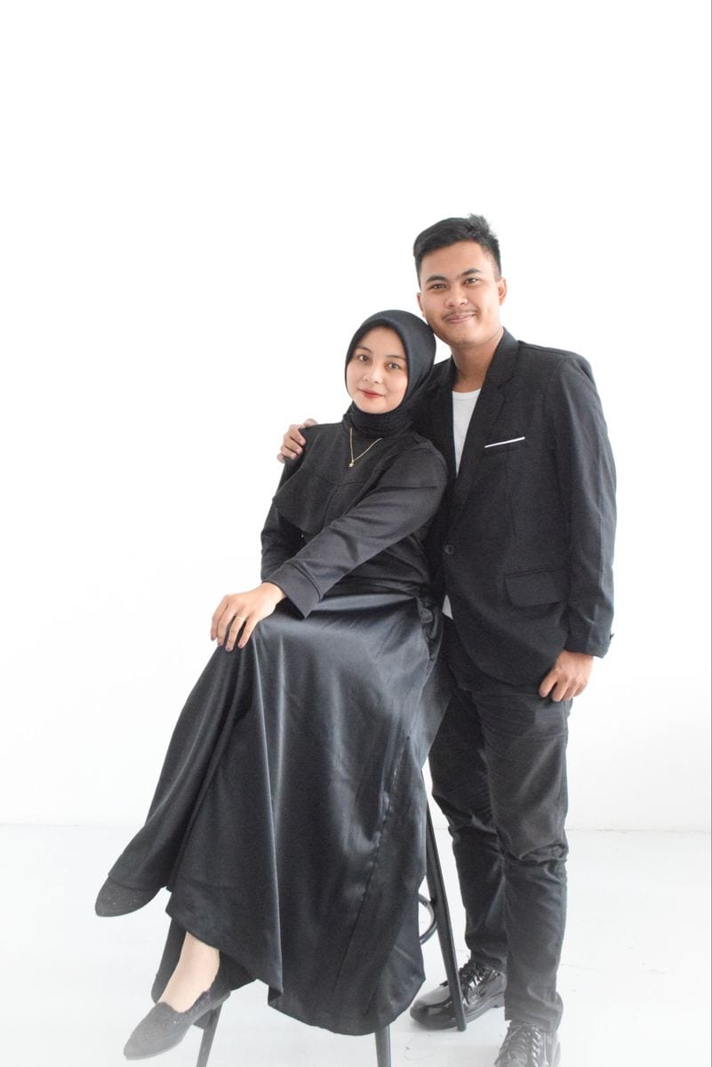 Foto Prewedding Baju Hitam