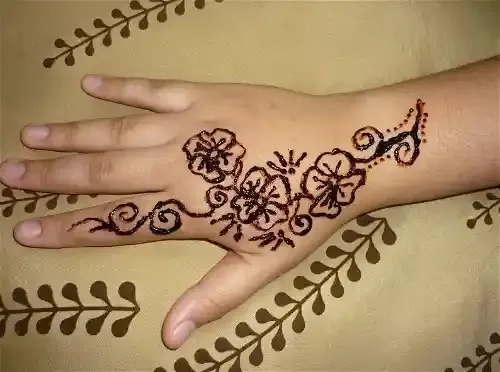 14 Gambar Henna Simple Untuk Pemula, Silahkan Dicoba Nih! 3 gambar henna simple untuk pemula