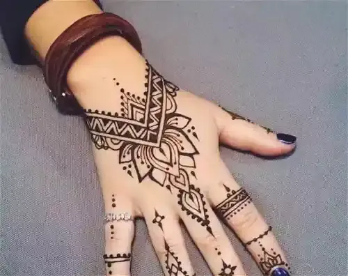 14 Gambar Henna Simple Untuk Pemula, Silahkan Dicoba Nih! 4 gambar henna simple untuk pemula