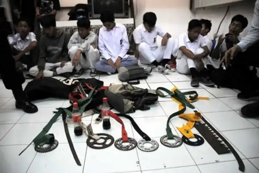 Kumpulan Gambar Tawuran Keren, Tapi Tak Patut Untuk Ditiru! 2 gambar tawuran keren