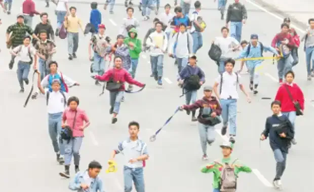 Kumpulan Gambar Tawuran Keren, Tapi Tak Patut Untuk Ditiru! 13 gambar tawuran keren