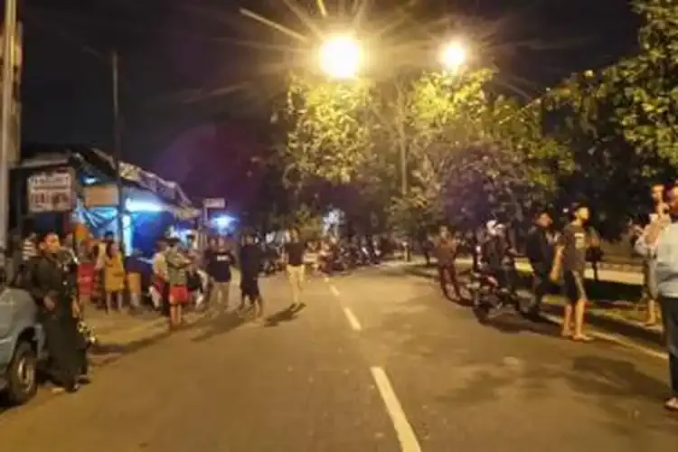 Kumpulan Gambar Tawuran Keren, Tapi Tak Patut Untuk Ditiru! 16 gambar tawuran keren