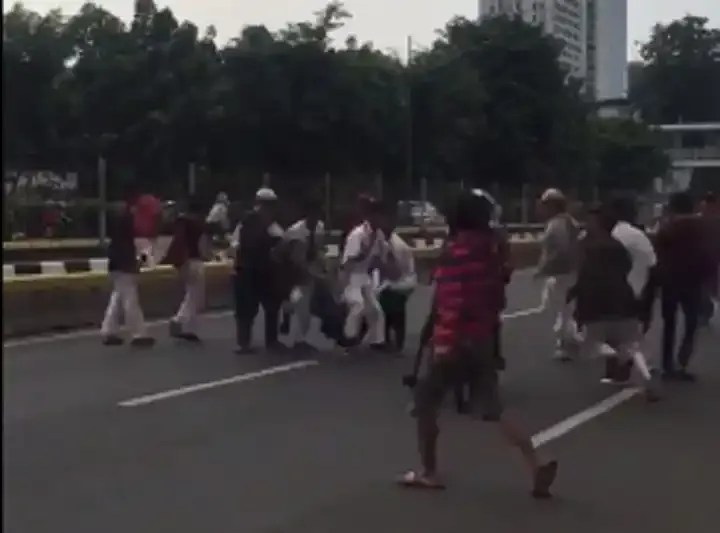 Kumpulan Gambar Tawuran Keren, Tapi Tak Patut Untuk Ditiru! 19 gambar tawuran keren