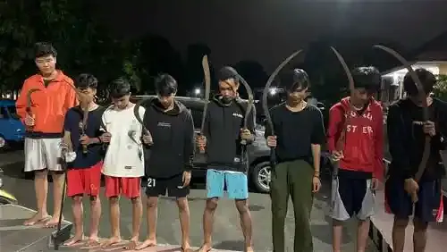 Kumpulan Gambar Tawuran Keren, Tapi Tak Patut Untuk Ditiru! 20 gambar tawuran keren