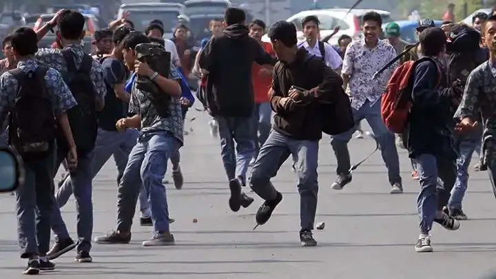 Kumpulan Gambar Tawuran Keren, Tapi Tak Patut Untuk Ditiru! 22 gambar tawuran keren