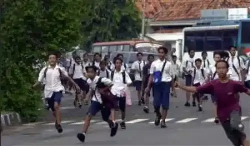 Kumpulan Gambar Tawuran Keren, Tapi Tak Patut Untuk Ditiru! 5 gambar tawuran keren