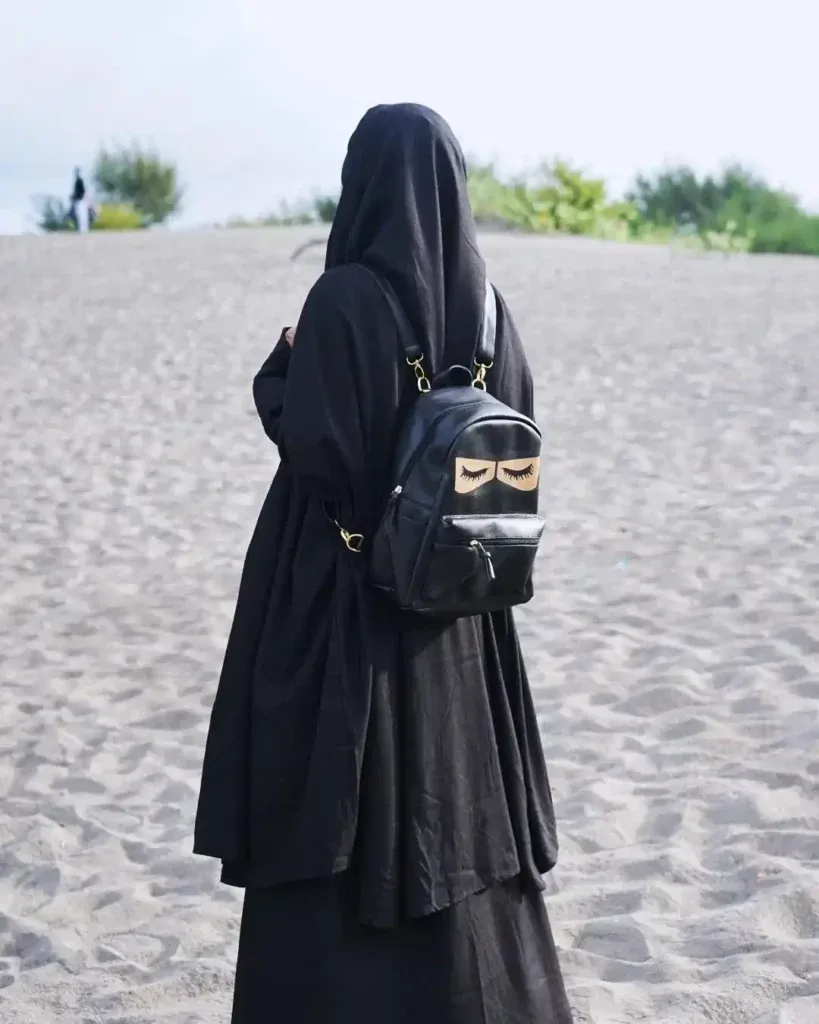 Kumpulan Gambar Wanita Berhijab Syar i Dari Belakang Terlengkap 3 gambar wanita berhijab syar i dari belakang