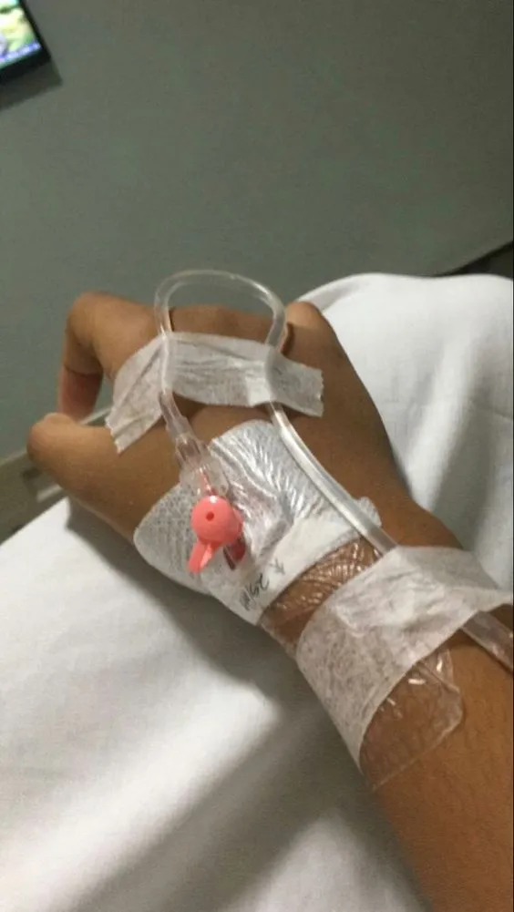 Kumpulan Foto Tangan Di Infus Terbagus dan Terlengkap 18 foto tangan di infus