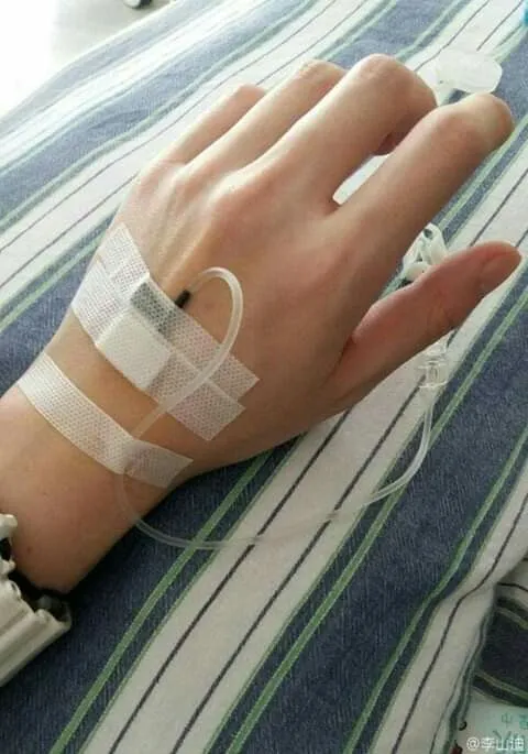 Kumpulan Foto Tangan Di Infus Terbagus dan Terlengkap 13 foto tangan di infus