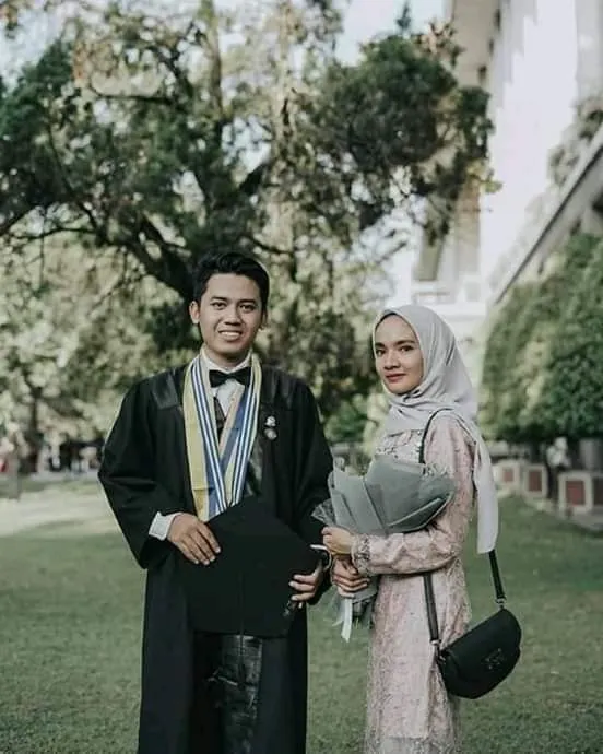 Kumpulan Foto Wisuda Bareng Pacar Paling Bagus Lengkap 2 foto wisuda bareng pacar