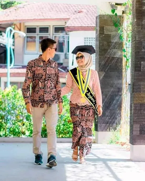 Kumpulan Foto Wisuda Bareng Pacar Paling Bagus Lengkap 8 foto wisuda bareng pacar