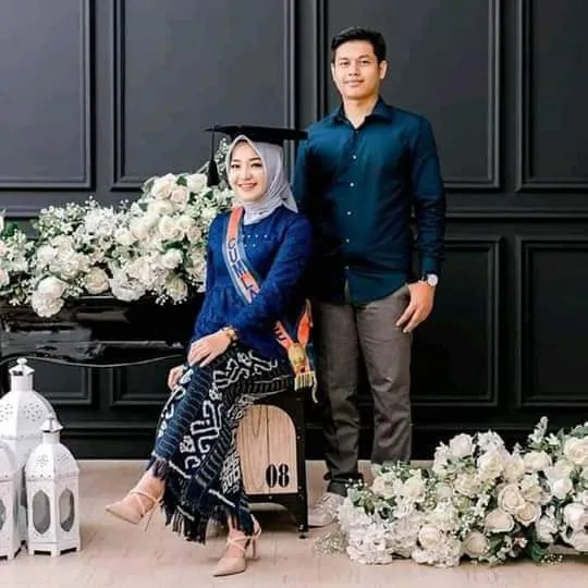 Kumpulan Foto Wisuda Bareng Pacar Paling Bagus Lengkap 5 foto wisuda bareng pacar