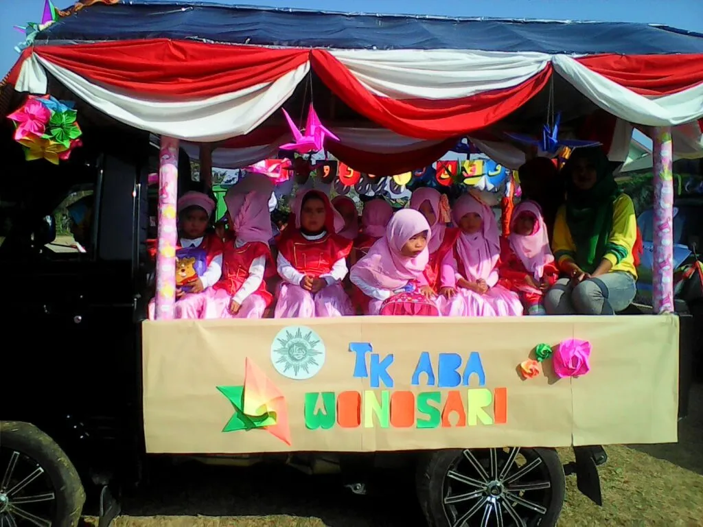 Mobil Hias Karnaval TK