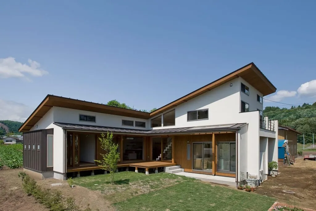 Bentuk Teras Rumah Leter L di Kampung