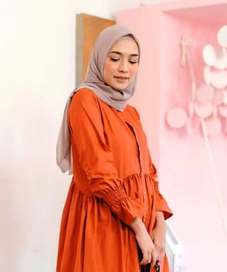 Gamis Orange Cocok Dengan Jilbab Warna Apa? Ini Dia Terbagus! 18 Gamis Orange Cocok Dengan Jilbab Warna Apa