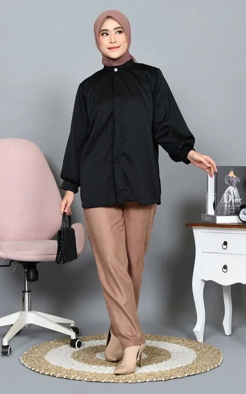 Kemeja Hitam Wanita Cocok Dengan Celana Warna Apa? Ini Dia! 11 Kemeja Hitam Wanita Cocok Dengan Celana Warna Apa