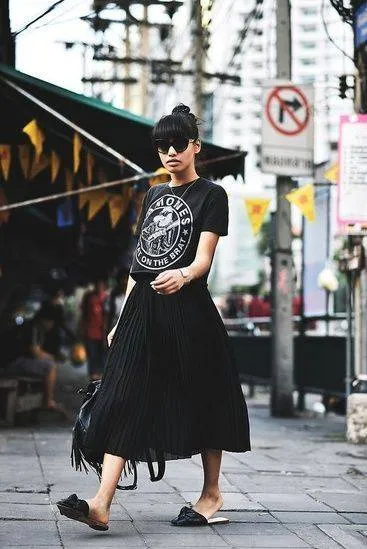 Rok Plisket Hitam Cocok Dengan Baju Apa? Ini Yang Paling Cocok! 12 Rok Plisket Hitam Cocok Dengan Baju Apa