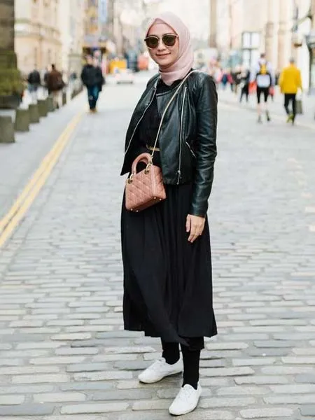 Rok Plisket Hitam Cocok Dengan Baju Apa? Ini Yang Paling Cocok! 11 Rok Plisket Hitam Cocok Dengan Baju Apa