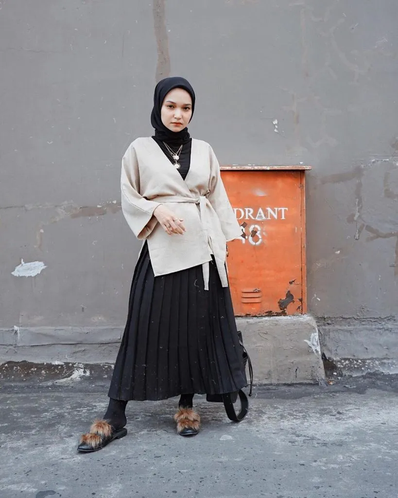 Rok Plisket Hitam Cocok Dengan Baju Apa? Ini Yang Paling Cocok! 10 Rok Plisket Hitam Cocok Dengan Baju Apa